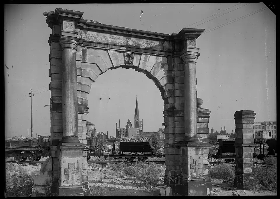 Portal des Hauses Seefahrt, L&uuml;tzower Stra&szlig;e