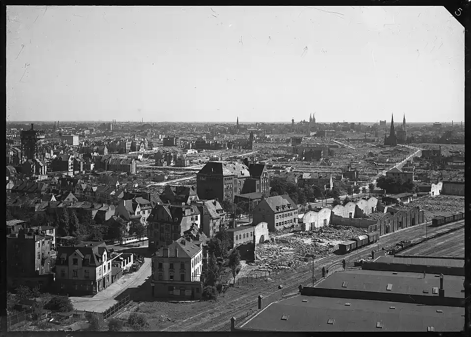 Blick vom Holz- und Fabrikenhafen Richtung Innenstadt, Walle, links Wasserturm Steffensweg, rechts Nordstra&szlig;e, Wilhadikirche
