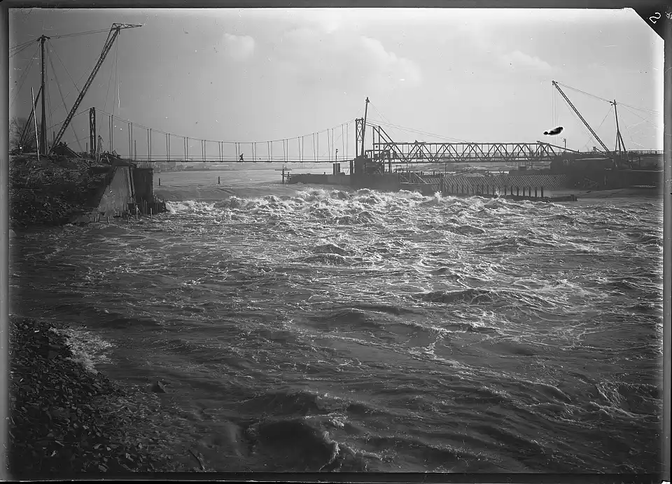 Weserwehr mit H&auml;ngebr&uuml;cke, Hochwasser