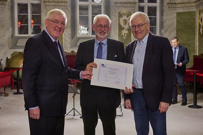 &Uuml;bergabe der UNESCO-Urkunde an den Leiter des Staatsarchivs, Prof. Konrad Elmsh&auml;user, 1. Dezember 2023