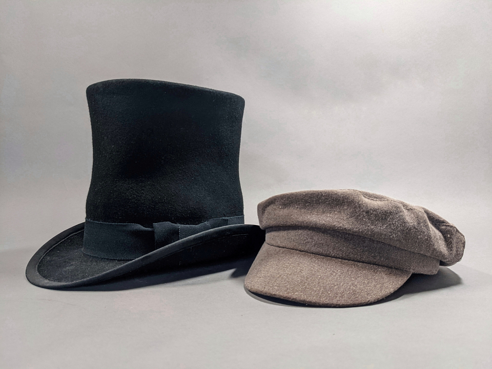 Das B&uuml;rgertum tr&auml;gt gew&ouml;hnlich Zylinder, dem Arbeiter bleibt die M&uuml;tze.