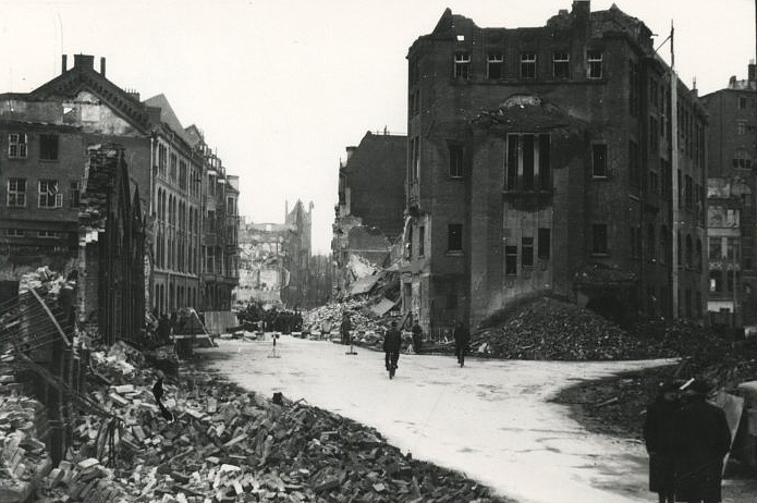 Geb&auml;ude des Staatsarchivs am Tiefer, 1945