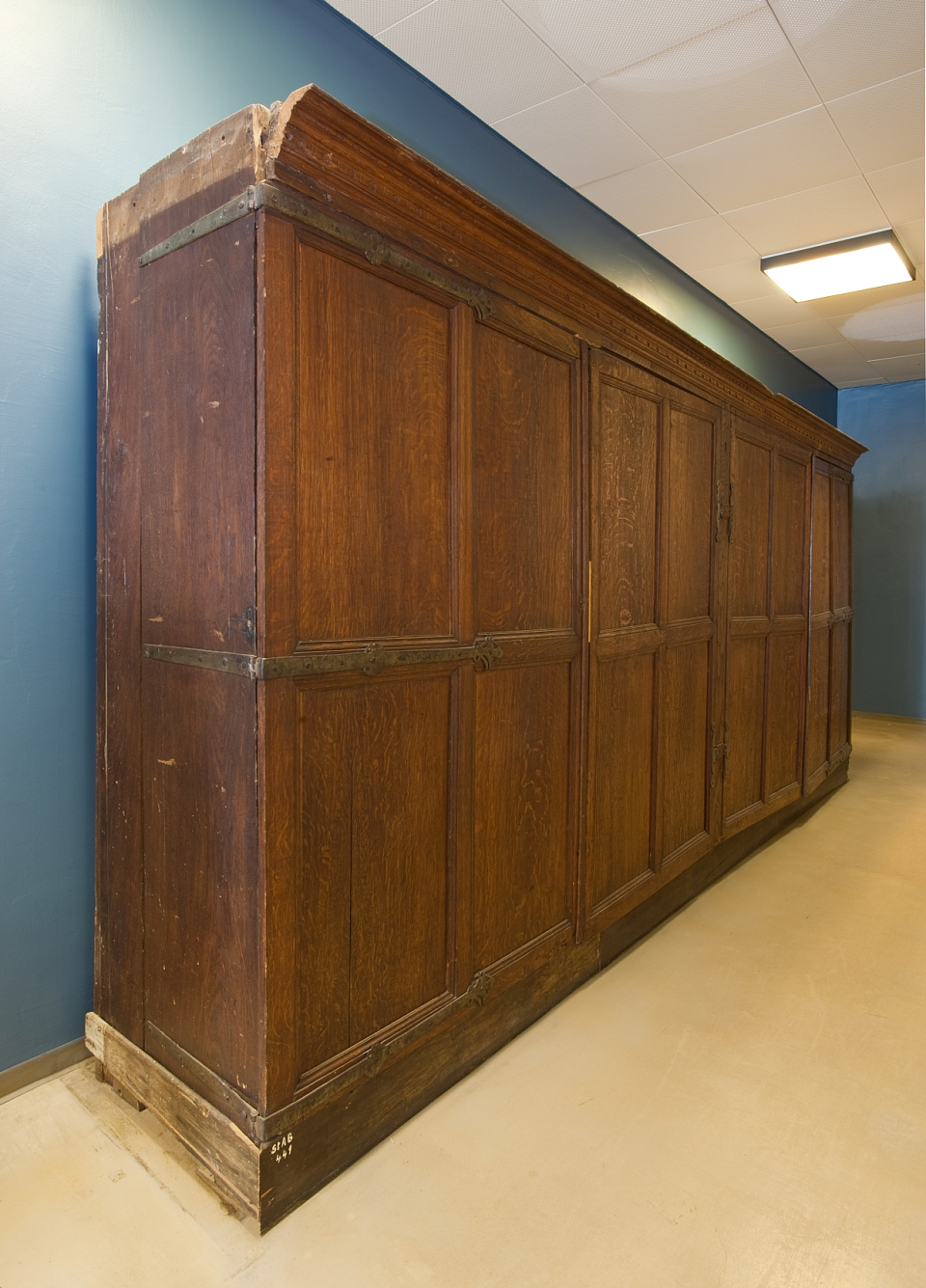 Geschlossener Treseschrank im 1. Obergeschoss des Staatsarchivs Bremen