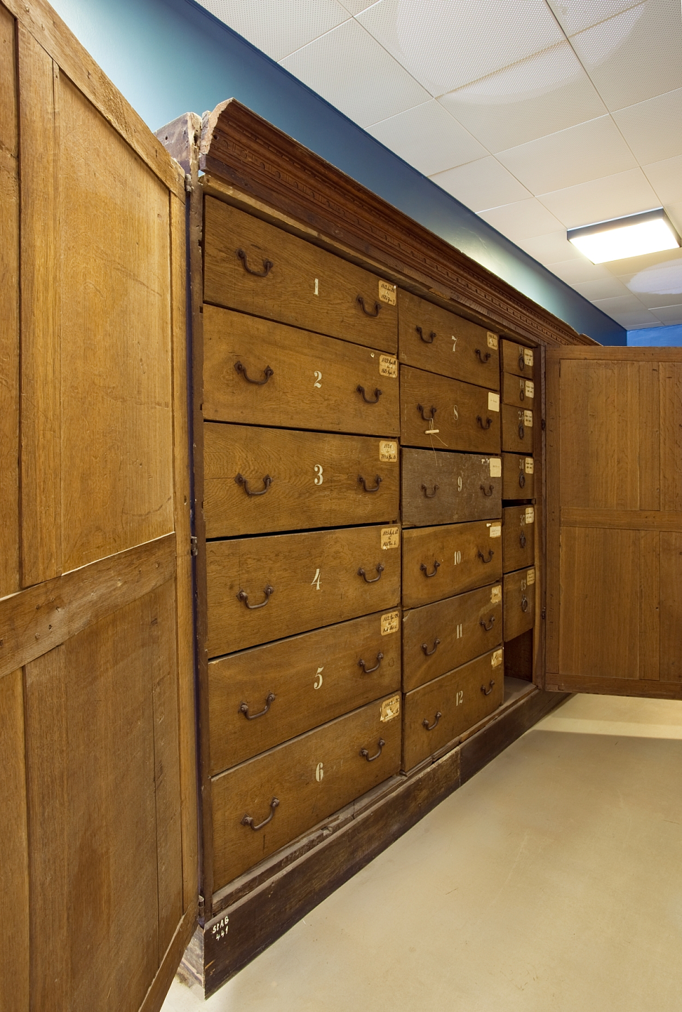 Ge&ouml;ffneter Treseschrank im 1. Obergeschoss des Staatsarchivs Bremen, Blick von links