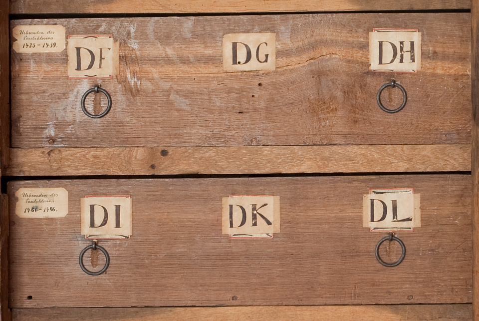 Schubladen des Urkundenschrankes im Lesesaal des Staatsarchivs Bremen