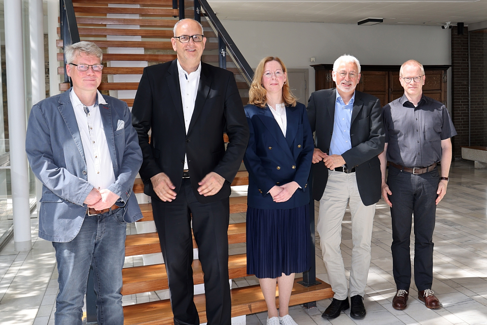 Dr. J&ouml;rn Brinkhus, B&uuml;rgermeister Dr. Andreas Bovenschulte, Dr. Brigitta Nimz (stellv. Archivleiterin), Prof. Dr. Konrad Elmsh&auml;user (Archivleiter), Lars Worgull
