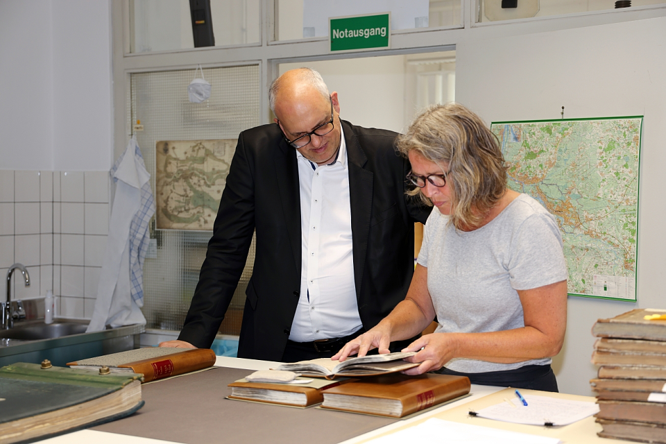 B&uuml;rgermeister Bovenschulte im Staatsarchiv Bremen, Dr. Bovenschulte im Gespr&auml;ch mit der Leiterin der Restaurierwerkstatt Marit Karlsen