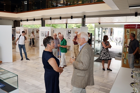 Bild 2 - Ausstellungseröffnung am 17.08.2022, Senatsbaudirektorin Prof. Dr. Iris Reuter und Archivleiter Prof. Dr. Konrad Elmshäuser