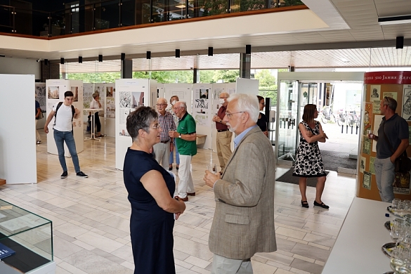 Magazinneubau Staatsarchiv Bremen, Bild 2 - Ausstellungseröffnung am 17.08.2022, Senatsbaudirektorin Prof. Dr. Iris Reuter und Archivleiter Prof. Dr. Konrad Elmshäuser