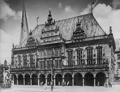 Die Abbildung zeigt das Altes Rathaus und den Roland um 1925.