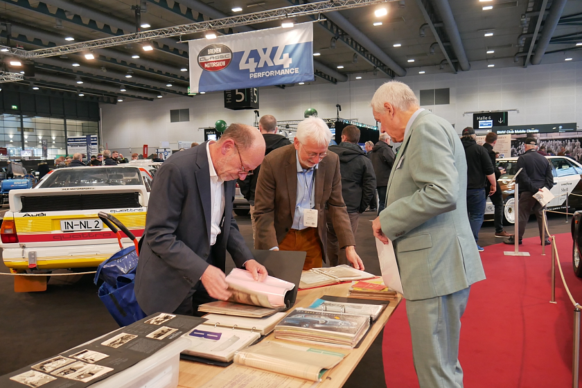 Die Abbildung zeigt die Übergabe von Dokumenten zur Firma Borgward auf der Bremen Classic Motorshow.