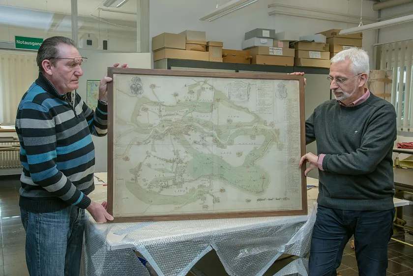 Alexander Mohr und der Leiter des Staatsarchivs Professor Konrad Elmshäuser präsentieren die aus London gelieferte Heinbachkarte.